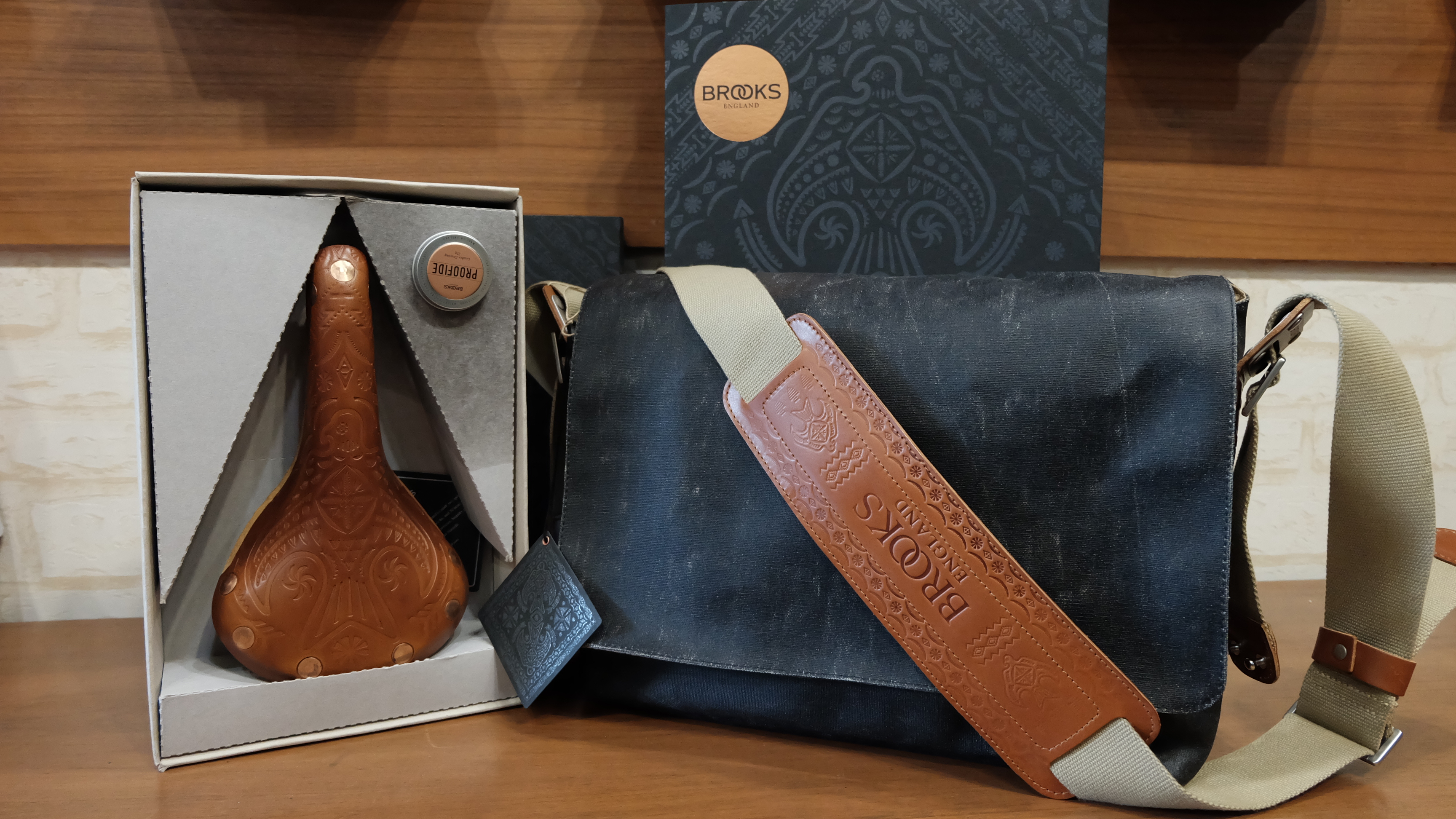 パーツ BROOKS swift x vans vault edition Brooks & Vans pair up for Vault collection of shoes & bags